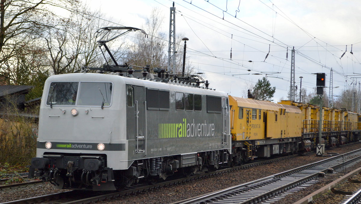 RailAdventure GmbH, München [D] mit  111 210-1  [NVR-Nummer: 91 80 6111 210-1 D-RADVE] kam heute als Überführungslok eines SPENO Schienenschleifzuges (Schienenschleifeinheit SPENO RR 32 M-2) zum Einsatz und fuhr Richtung Frankfurt/Oder, 22.12..20 Berlin-Hirschgarten. 