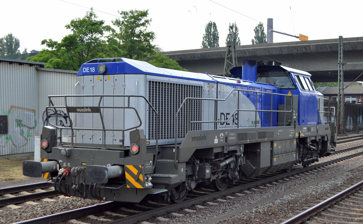 RailAdventure GmbH, München [D] mit der angemieteten vossloh DE 18 [NVR-Nummer: 92 80 4185 006-8 D-VL] am 07.06.21 Durchfahrt Bf. Hamburg-Harburg.