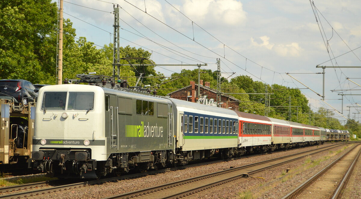 RailAdventure GmbH, München mit  111 215-0  (NVR:  91 80 6111 215-0 D-RADVE ) und einem Sonderzug (Ukraine Kriegsflüchtlinge) am 01.06.22 Höhe Bf. Niederndodeleben (Nähe Magdeburg).