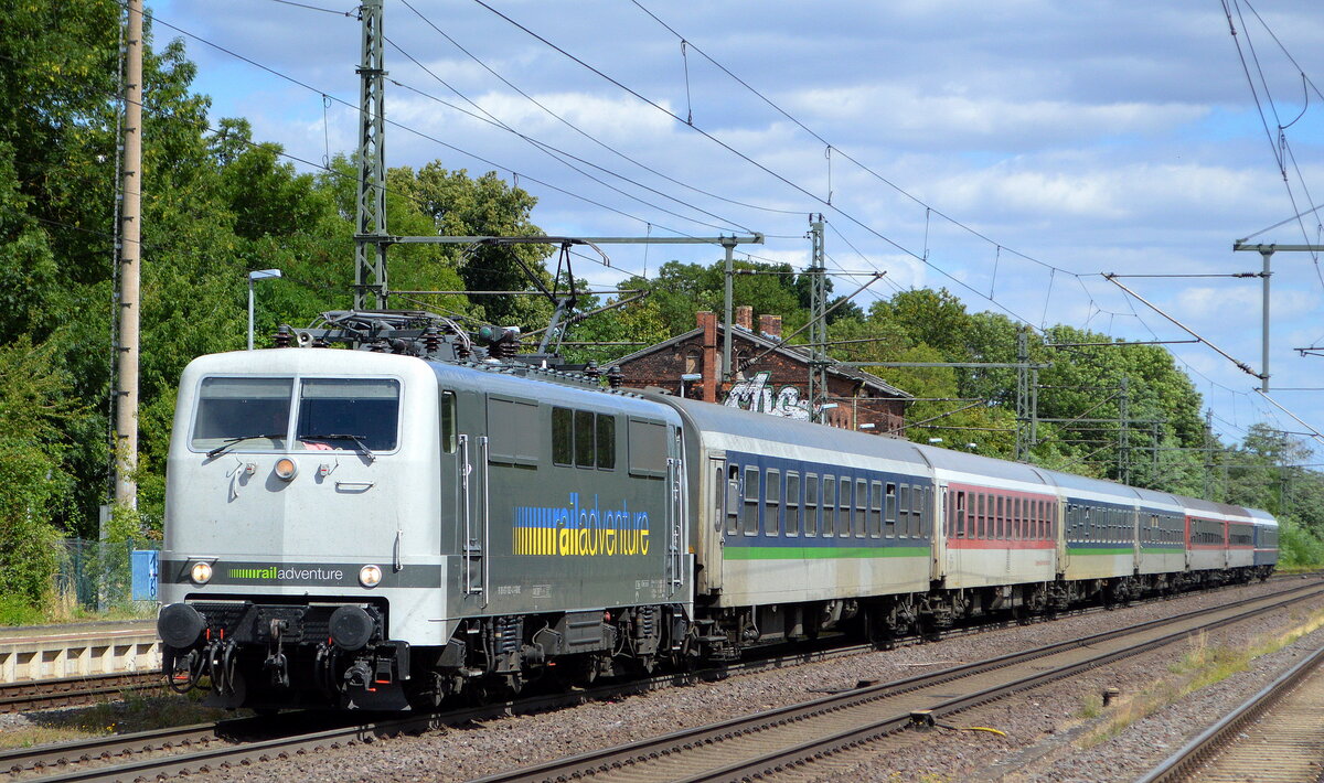 RailAdventure GmbH, München mit der  111 082  (NVR:  91 80 6111 082-4 D-RADVE ) mit dem Firmenlogo in den ukrainischen Nationalfarben und Sonder-Flüchtlingszug am 27.07.22 Durchfahrt Bahnhof Niederndodeleben.