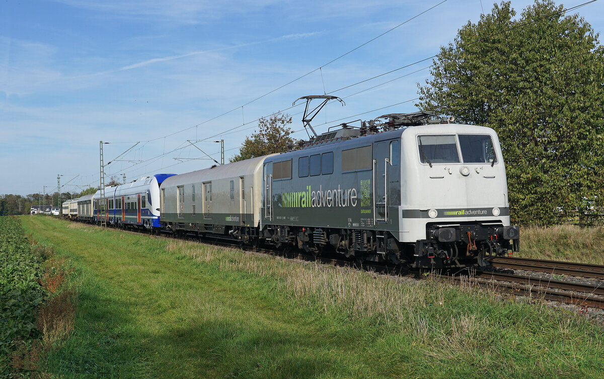railadventure Lok 111 210 �berf�hrt einen Desiro HC (Israel) am 15.10.2026 durch Kaarst.