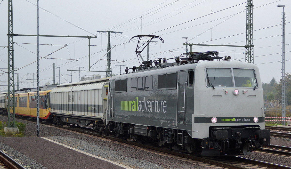 railadventure mit ihrer  111 215-0  (NVR-Nummer: 9180 6 111 215-0 D-RADVE) bei der Überführung einer Zweisystem-Bahn der AVG - Albtal-Verkehrs-Gesellschaft aus Karlsruhe bei der Vorbeifahrt Magdeburg Hbf. am 24.10.19