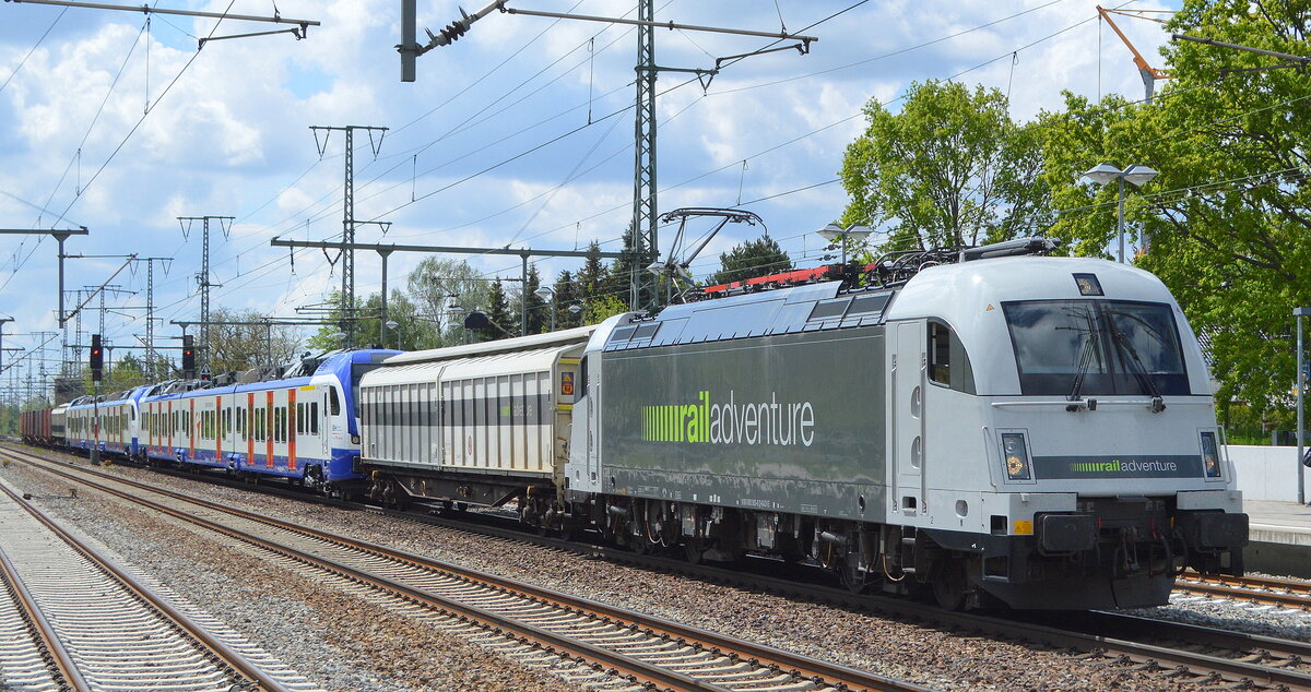 Railadventure mit ihrer  183 500  (NVR:  9180 6183 500-8 D-RADVE ) mit der Überführung von zwei fabrikneuen FLIRT3 XL Triebzügen der BR 3 427 für die S-Bahn Hannover der Transdev Hannover GmbH am 19.05.21 Durchfahrt Bf. Golm (Potsdam).