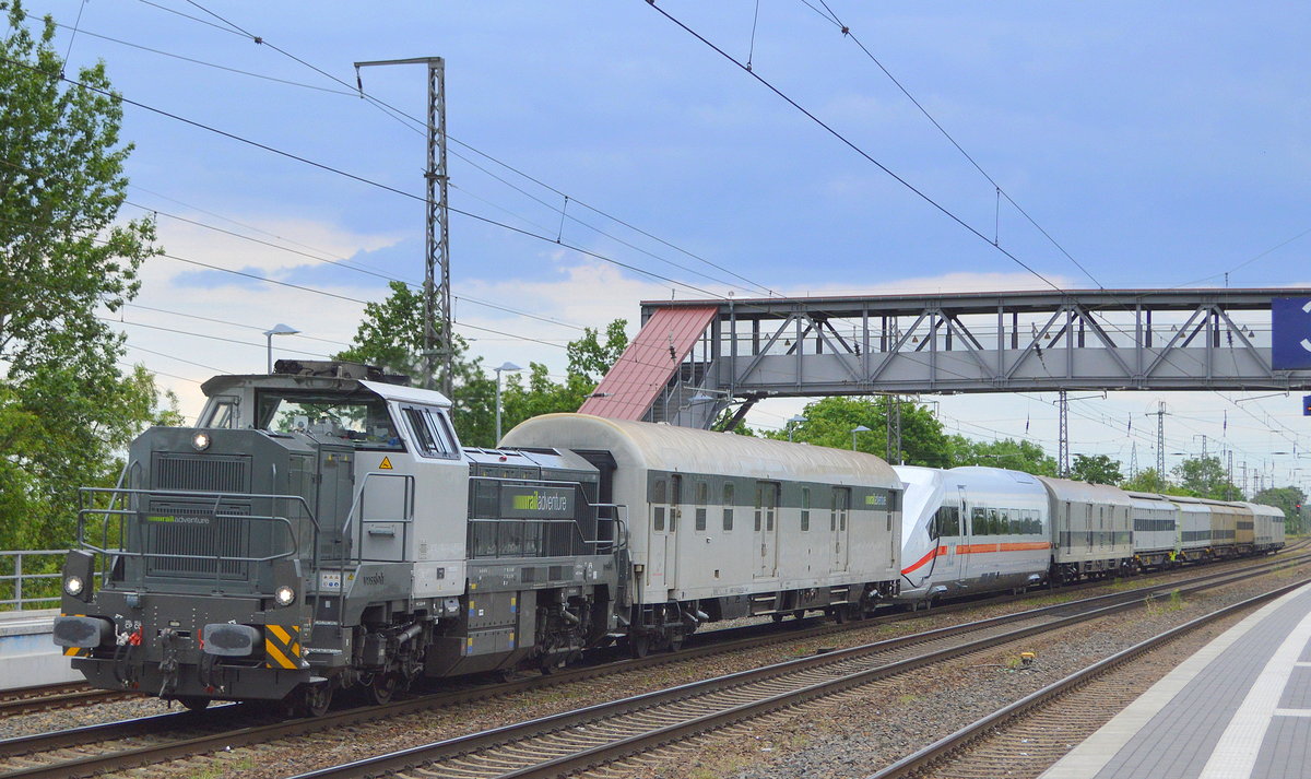 railadventure mit ihrer französischen vossloh DE 18 (82 87 4185 011-1 F-RADVE) bei der Überführung eines fabrbikneuen ICE 4 Steuerwagens (7812 212-5) und reichlich firmeneigenen Schutz- und Begleitwagen am 09.06.20 Bf. Saarmund.