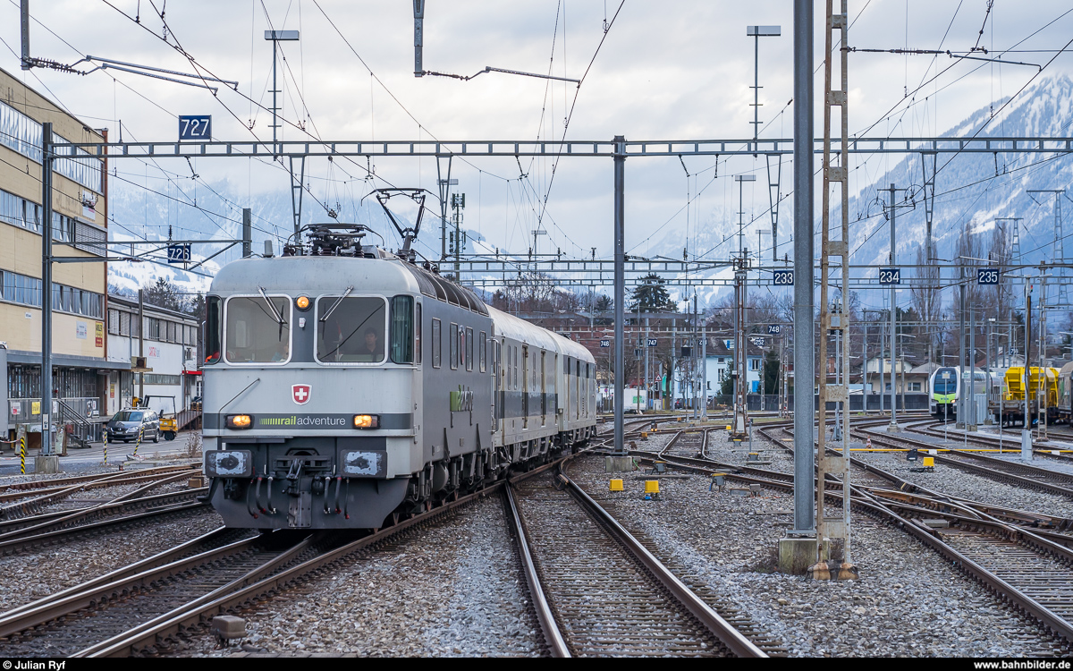 Railadventure Re 6/6 11603 mit zwei Kupplungswagen am 19. Januar 2020 auf dem Weg von Zweisimmen nach Basel bei der Durchfahrt in Thun.