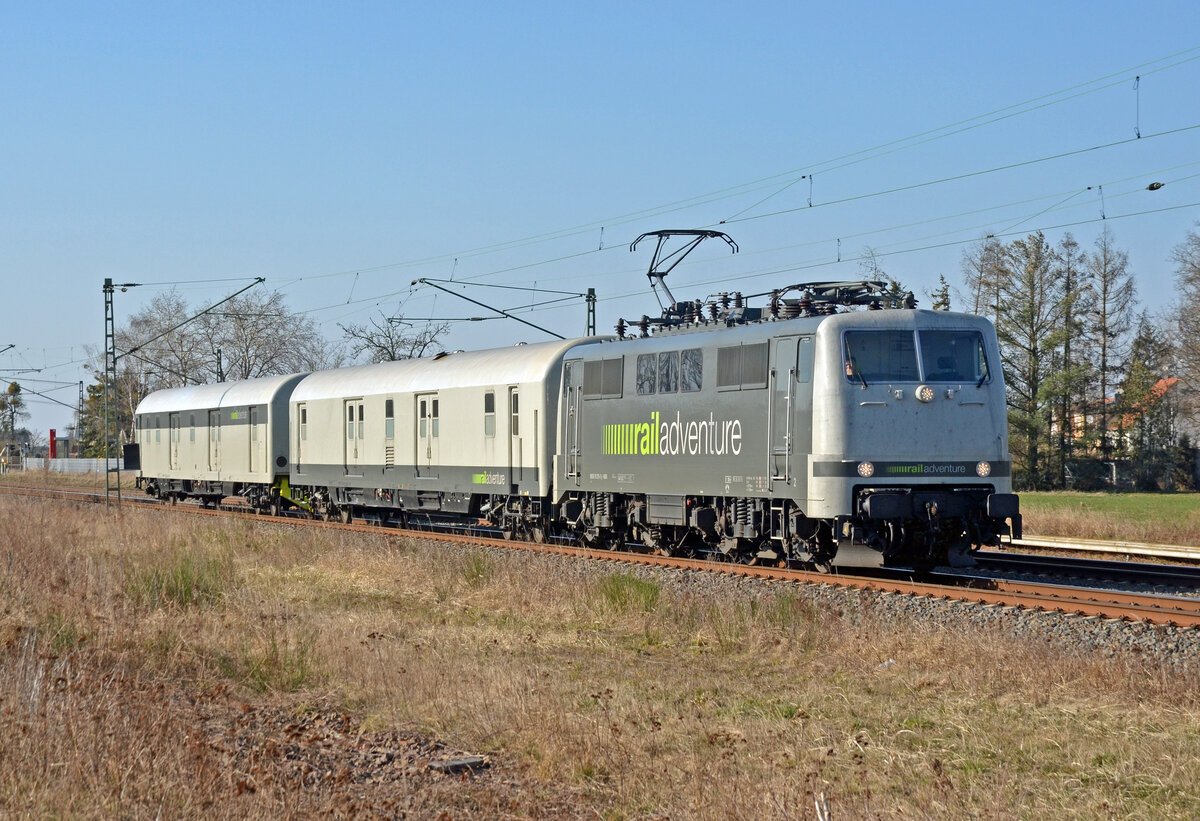Railadventure überführte mit 111 215 am 20.03.22 zwei Kuppelwagen durch Jütrichau Richtung Roßlau.
