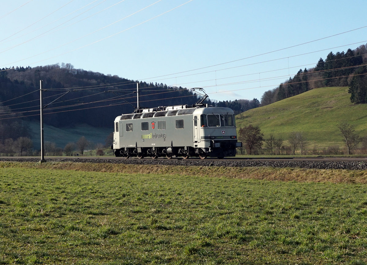 RailAdventure/RADVE.
Die Re 620 003 als Lokzug auf der Fahrt von Basel nach Zweisimmen bei Bollodingen unterwegs am 19. Januar 2020.
Nach den erfolgten Testfahrten gemäss den Aufnahmen von Julian Ryf, ID 118 70 94 und ID 118 70 95, eingestellt am 8. Januar 2020, wurden in Zweisimmen die beiden Kupplungswagen abgeholt und zurück nach Basel Badischer Bahnhof überführt. 
Foto: Walter Ruetsch 