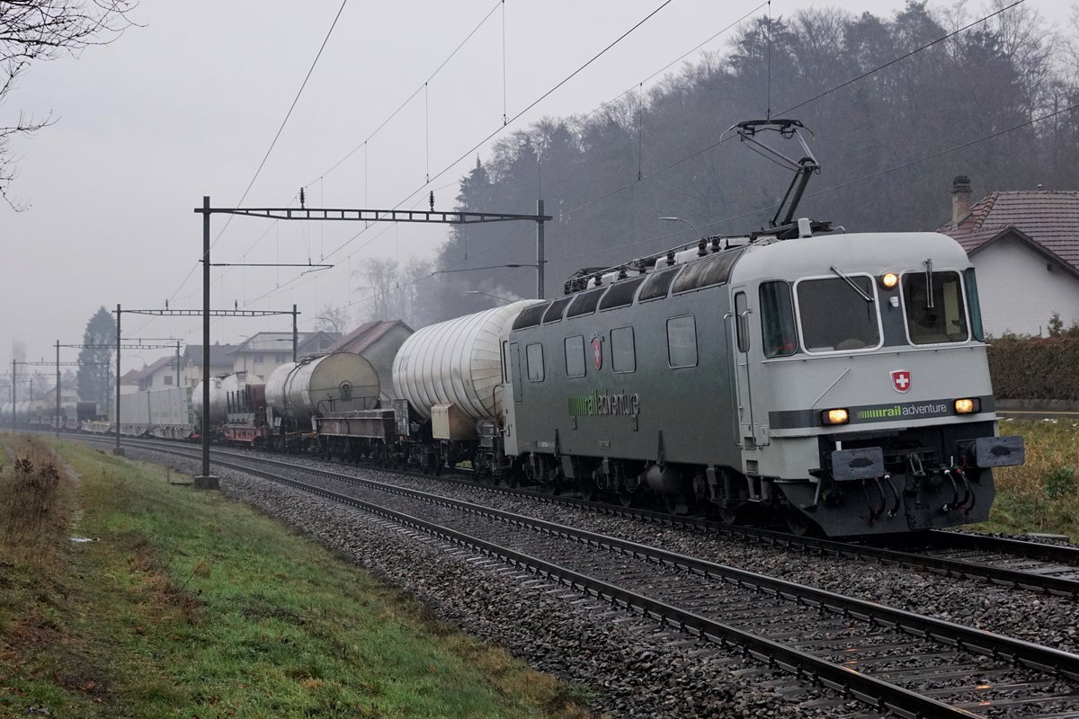 RailAdventure/RADVE.
Ein Testgüterzug mit dem Prototyp Re 620 003 bei Busswil am sehr trüben 19. Dezember 2018.
Foto: Walter Ruetsch