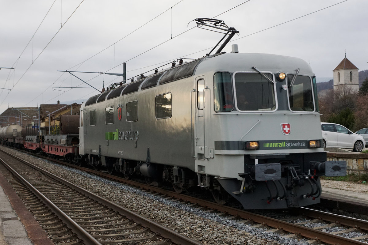 RailAdventure/RADVE.
Ein Testgüterzug mit dem Prototyp Re 620 003 bei der Bahnhofsdurchfahrt La Neuveville am 13. Dezember 2018.
Foto: Walter Ruetsch