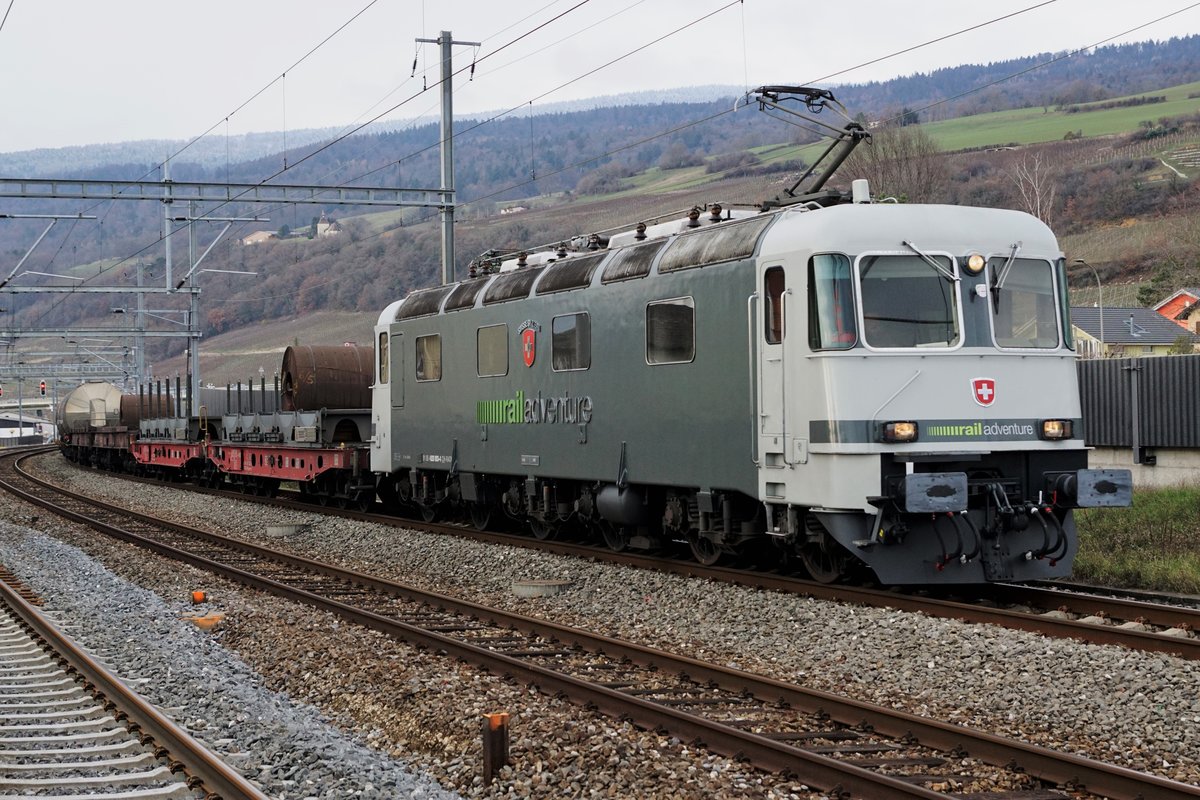 RailAdventure/RADVE.
Ein Testgüterzug mit dem Prototyp Re 620 003 bei Le Landeron am 13. Dezember 2018.
Foto: Walter Ruetsch
