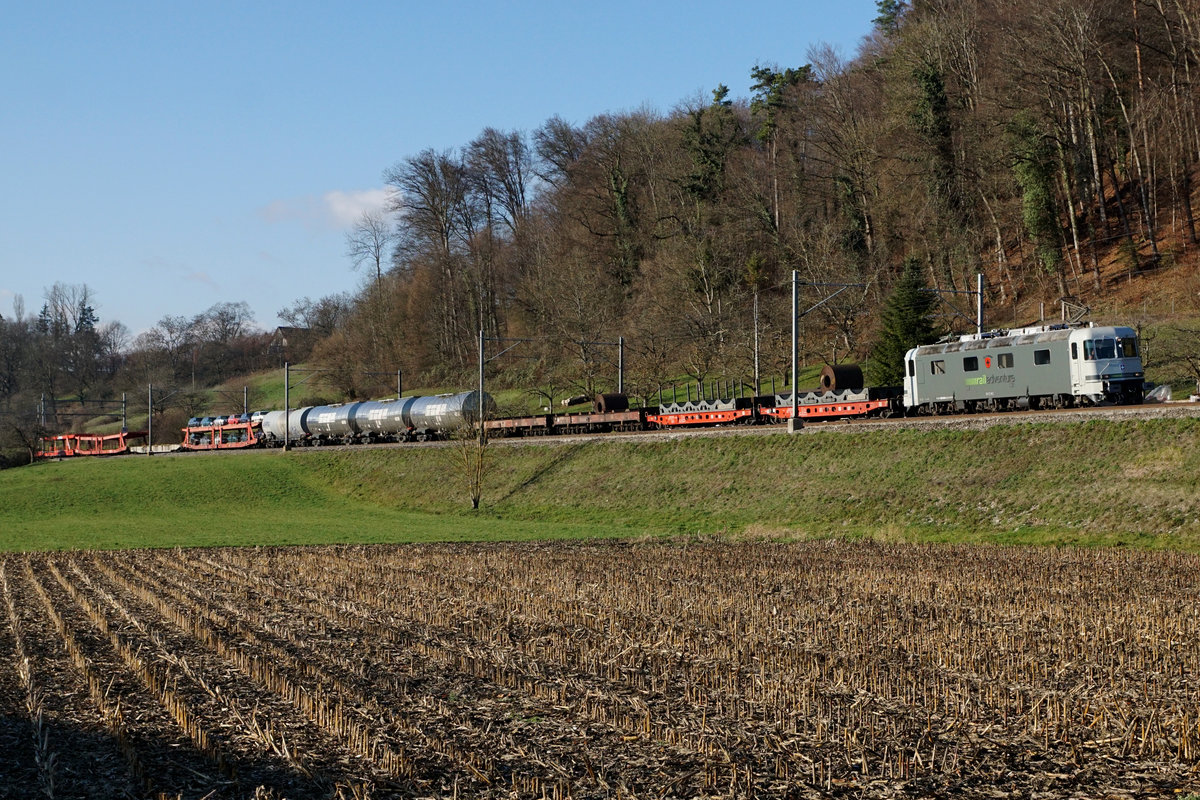 RailAdventure/RADVE.
Ein Testgüterzug mit dem Prototyp Re 620 003 zwischen Lyss und Grossaffoltern am 12. Dezember 2018.
Foto: Walter Ruetsch