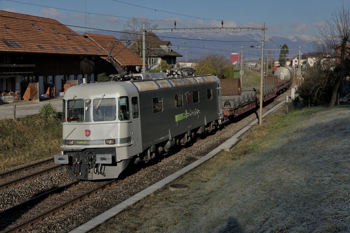 RailAdventure/RADVE.
Ein Testgüterzug mit dem Prototyp Re 620 003 bei Busswil am 12. Dezember 2018.
Foto: Walter Ruetsch