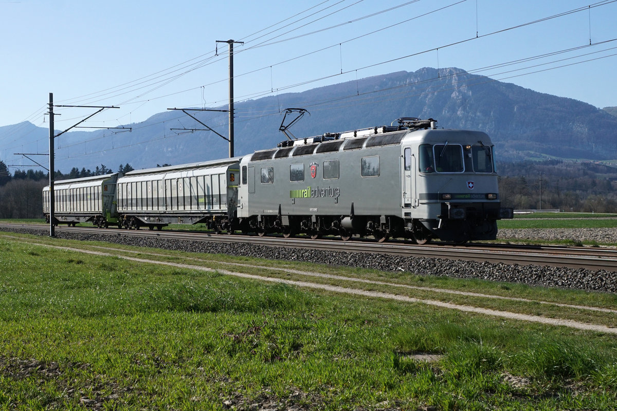 RailAdventure/RADVE.
Nach der Überführung eines Twindexx-WR am frühen Morgen ab dem Güterbahnhof Solothurn bis Lausanne befindet sich die Re 620 003-4 mit den zwei Kupplungswagen auf der Rückfahrt. Die Aufnahme entstand am späteren Nachmittag des 23. März 2020 bei Deitingen vor der Kulisse der ersten Jurakette.
Foto: Walter Ruetsch