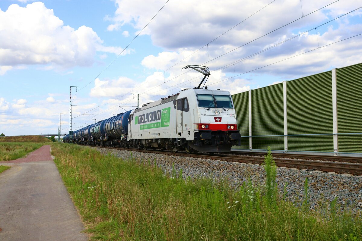 Railalpin/BLS Cargo Bombardier Traxx 186 907-2 mit Wascosa Kesselwagen in Auggen (Baden Württemberg) am 13.07.23