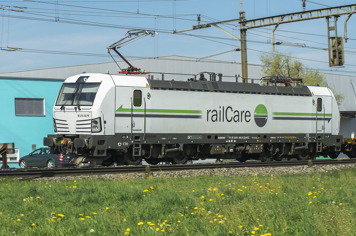 railCare 476 456-9 in Richtung Rotkreuz.
Oberrüti am 16.04.2020