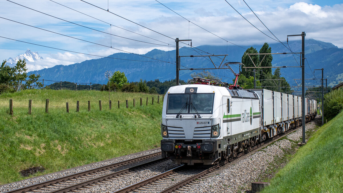 railCare 476 457  Aargau  ist bei Einigen (Spiez) in Richtung Thun unterwegs, aufgenommen am 06.08.2021. 