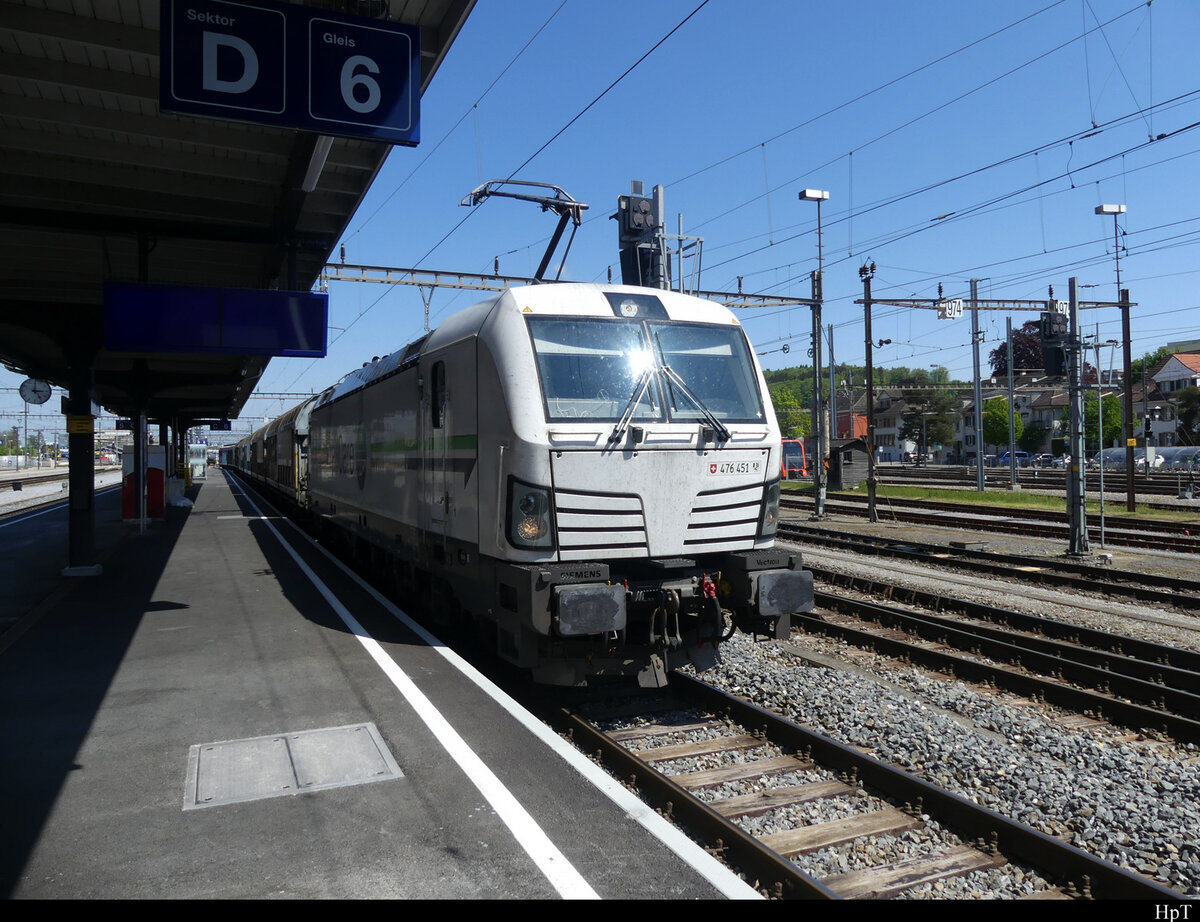 railCare - Lok 476 451 mit einigen Güterwagen im HB Solothurn am 01.05.2022