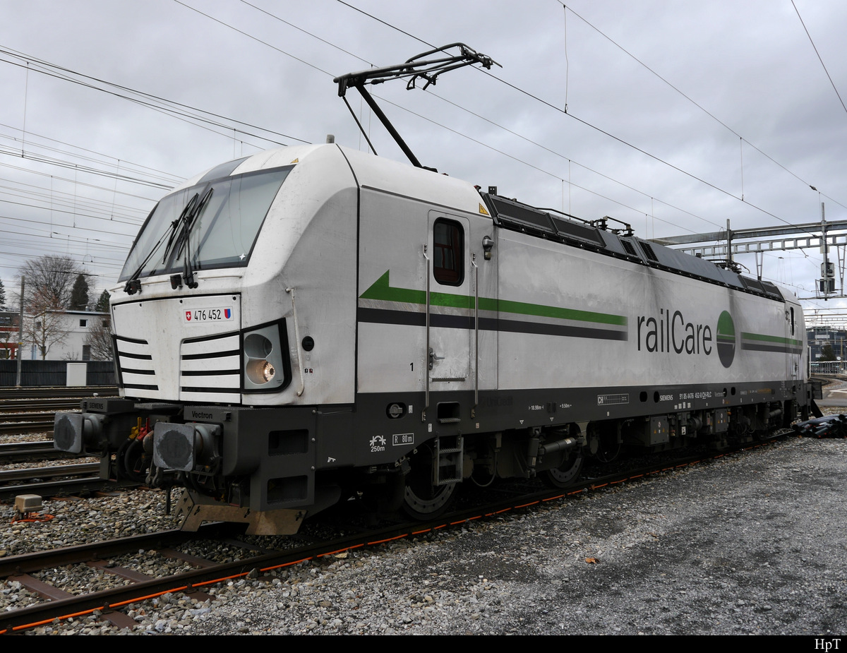 RailCare Lok 476 4528 abgestellt im Bahnhofsareal in Thun am 04.01.