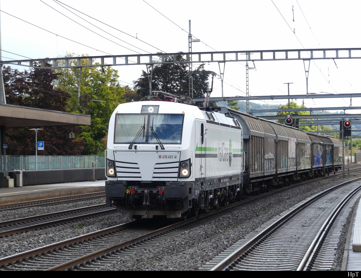 RailCare - Lok 476 453-6 mit Güterwagen bei der durchfahrt im Bhf. Rupperswil am 06.10.2021