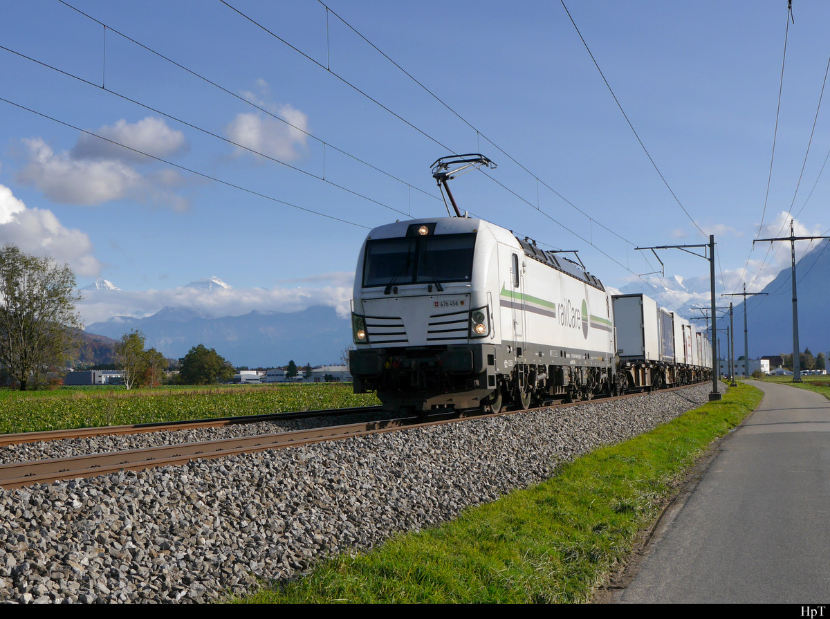 RailCare - Lok 476 456 unterwegs in Uttigen in Richtung Bern am 24.10.2020