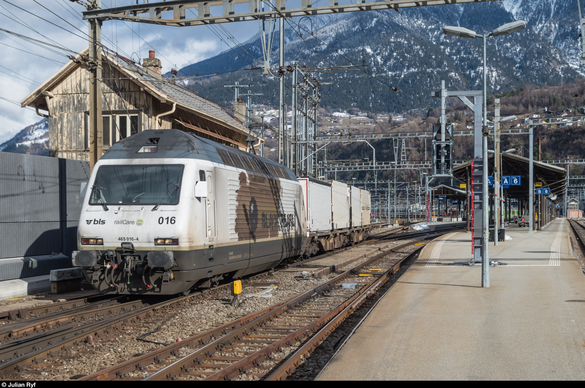 RailCare Re 465 016  Black Pearl  verlässt mit einem Containerzug Brig in Richtung Lötschberg Bergstrecke.
19. Februar 2016