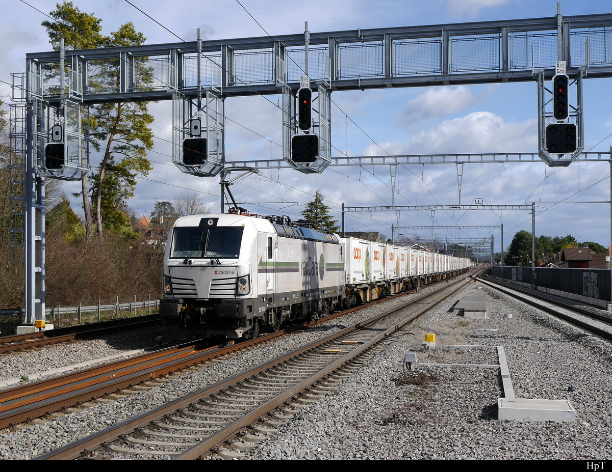 railCare - Rem 476 453 mit Güterzug bei der durchfahrt im Bahnhof von Mies am 06.03.2020