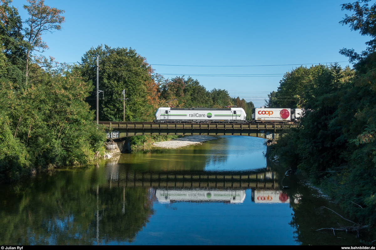 RailCare Rem 476 453 am 11. August 2018 auf der Emmenbrücke zwischen Zuchwil und Luterbach auf dem Weg von Vufflens-la-Ville nach Schafisheim.