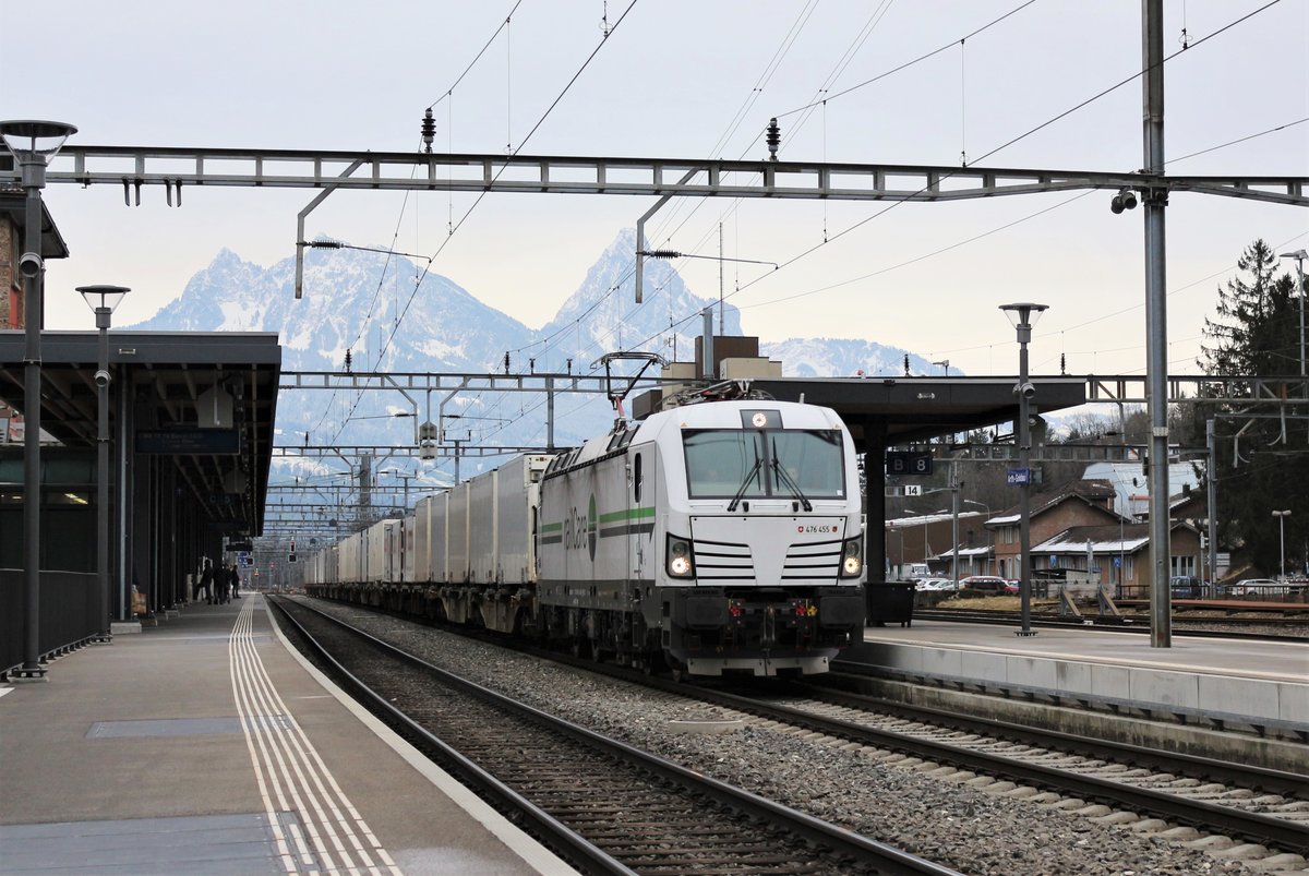 RailCare Rem 476 455 durchfährt am 22. März 2018 mit einem Containerzug den Bahnhof Arth-Goldau. Im Hintergrund ist der berühmeter  Grosser Mythen  zu sehen.