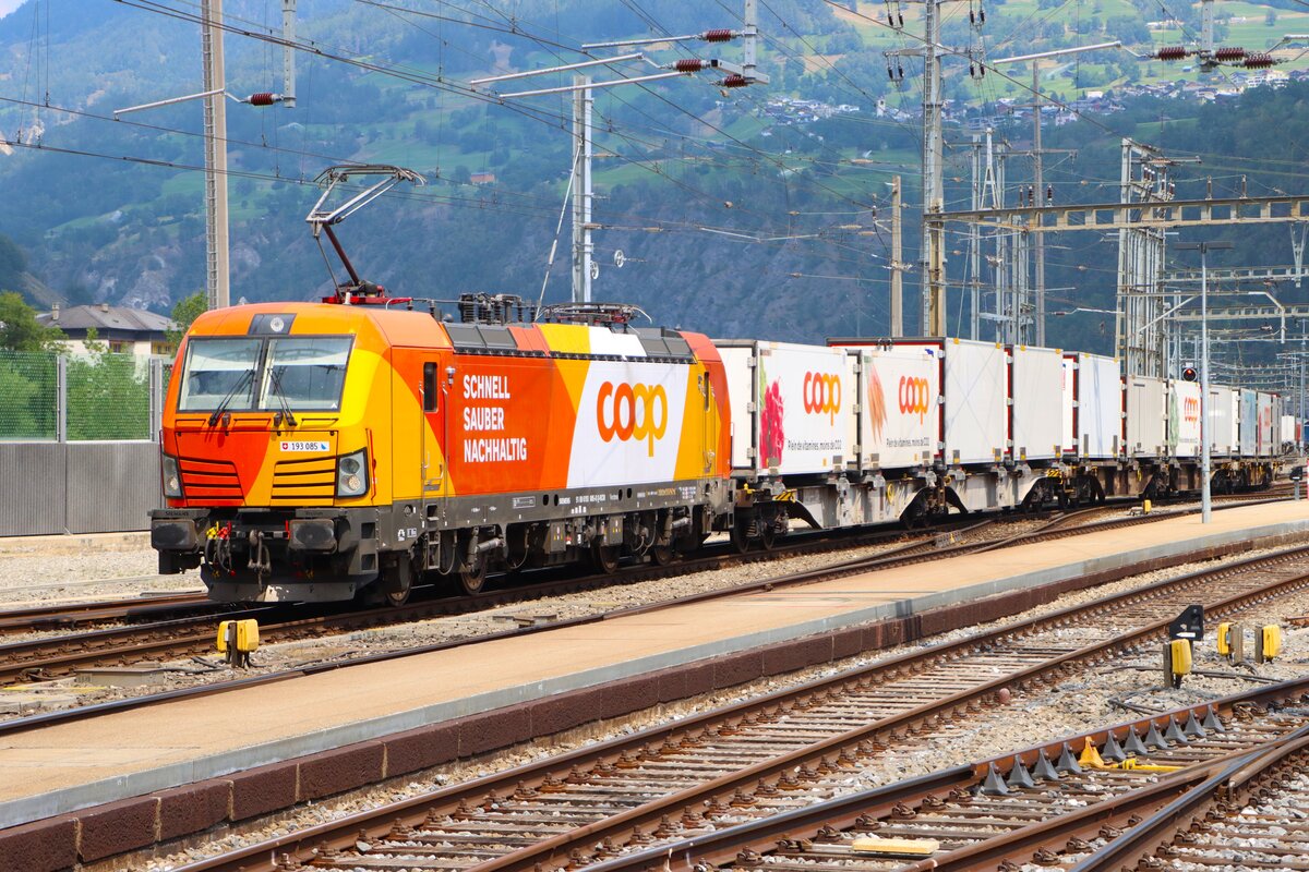Railcare Siemens Vectron 6193 085-8 mit Coop Zug am 10.07.26 in Brig Bhf vom Bahnsteig aus fotografiert 