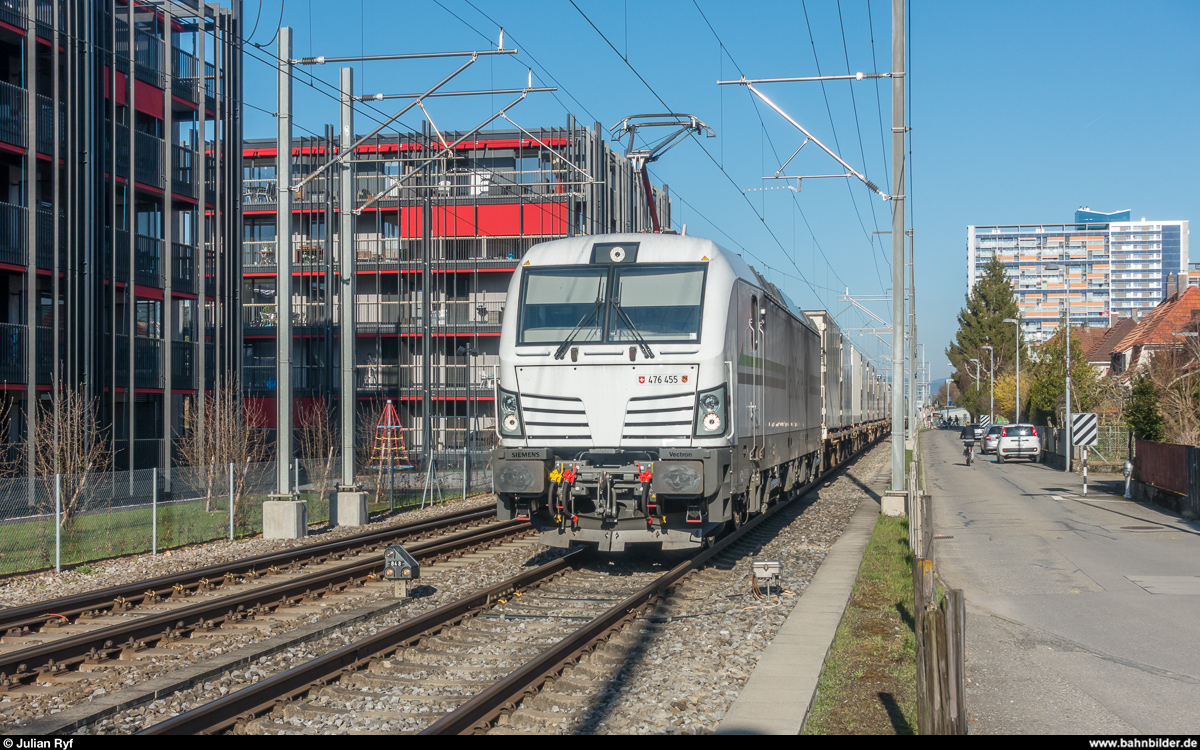 RailCare Vectron Rem 476 455  Bern  mit Güterzug Brig - Niederbottigen am 6. April 2018 zwischen Bern Bümpliz Nord und Bern Brünnen Westside.