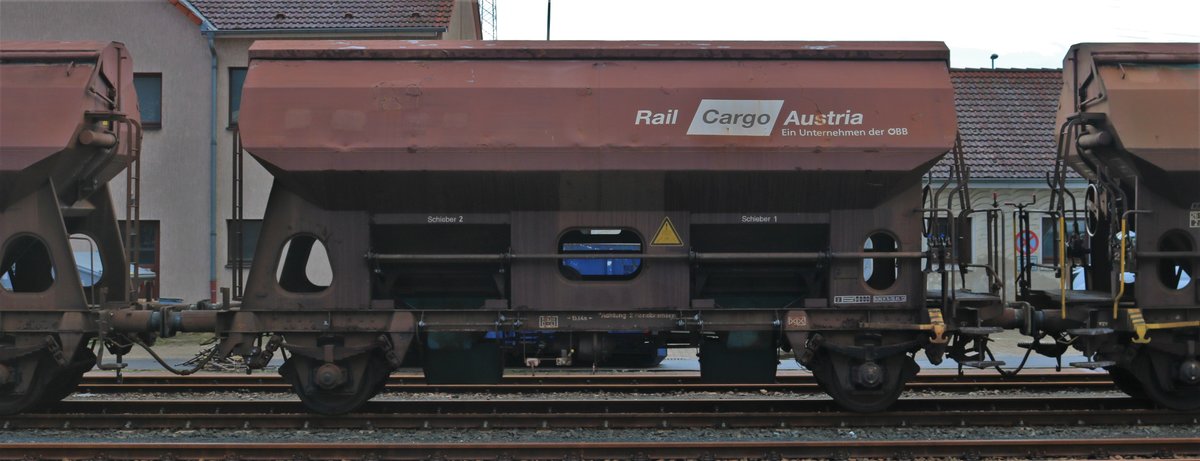 RailCargo Austria Schüttgutwagen am 22.12.18 in Hanau Hbf vom Bahnsteig aus fotografiert
