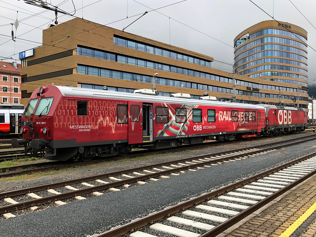 Railchecker Messwagen EM160WZ (99-75 100-9) mit Vectron 1293 002 abgestellt in Innsbruck Hbf. Aufgenommen am 14.07.2021