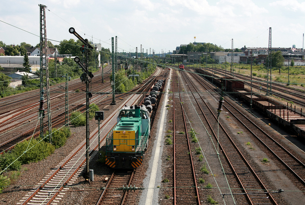 RailChem-Lok 1204 mit einem Güterzug im Güterbahnhof Düsseldorf-Derendorf.
Aufnahmedatum: 27. Juni 2008