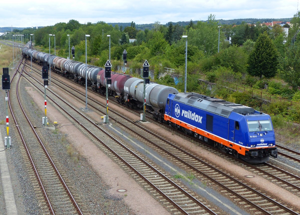 Raildox 0076-110 TRAXX F140 DE ( 9288 0076 110-0 B-RDX ) mit einem Kesselwagenzug in Gera am 28.8.2020