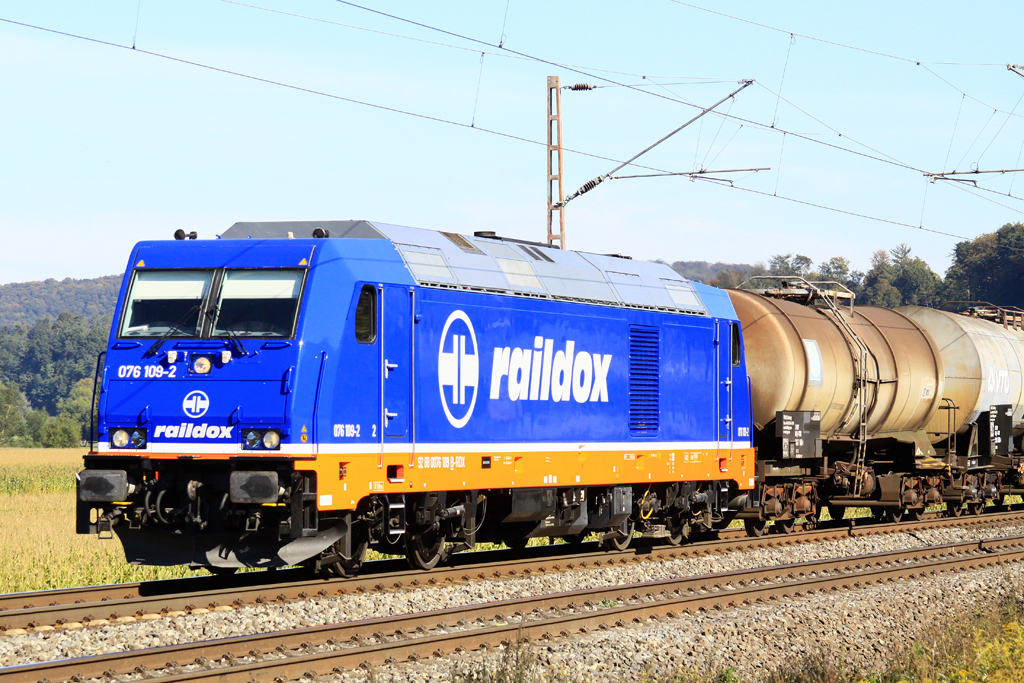 Raildox 076 109-2 # 92 88 0076 109 B-ROX # Traxx F 140 # am 02.10.2015  13:43 nördlich von Salzderhelden am BÜ 75,1 in Richtung Göttingen 