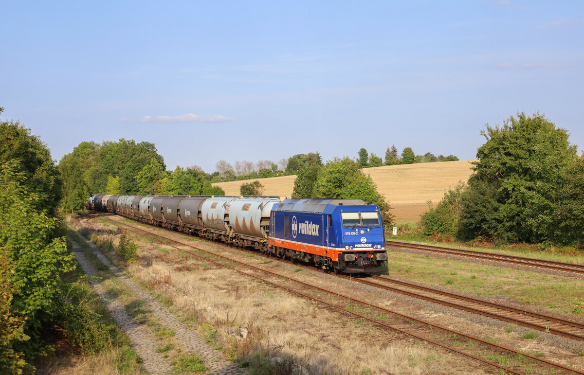 Raildox 076 109 rollt an einem späten Augustnachmittag mit einem Getreidezug nach Rudolstadt zur Zugkreuzung mit einer Erfurter Bahn in den Bahnhof von Neustadt(Orla).