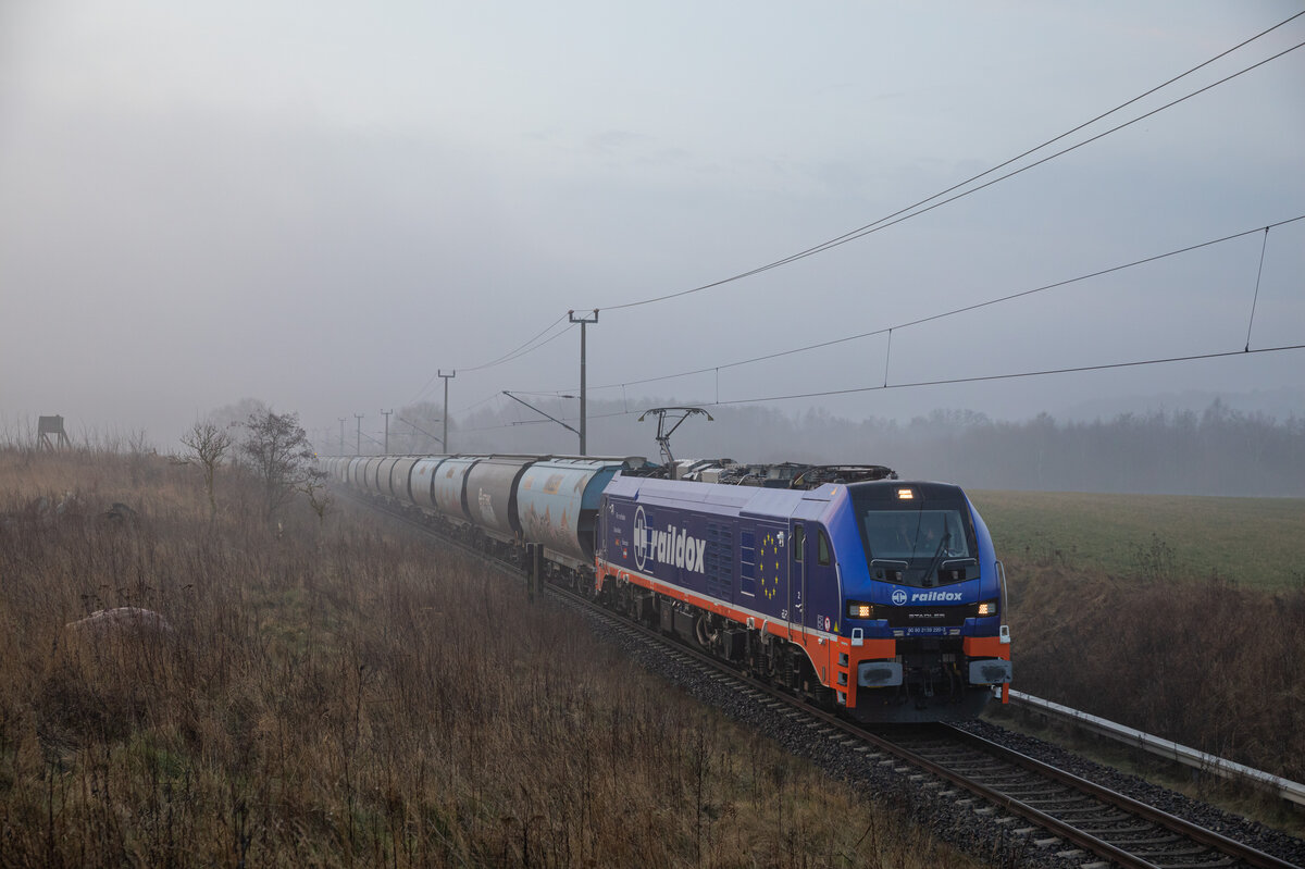 Raildox 159 220 mit Getreide am 16.02.2023 bei Borchtitz (Rügen).

