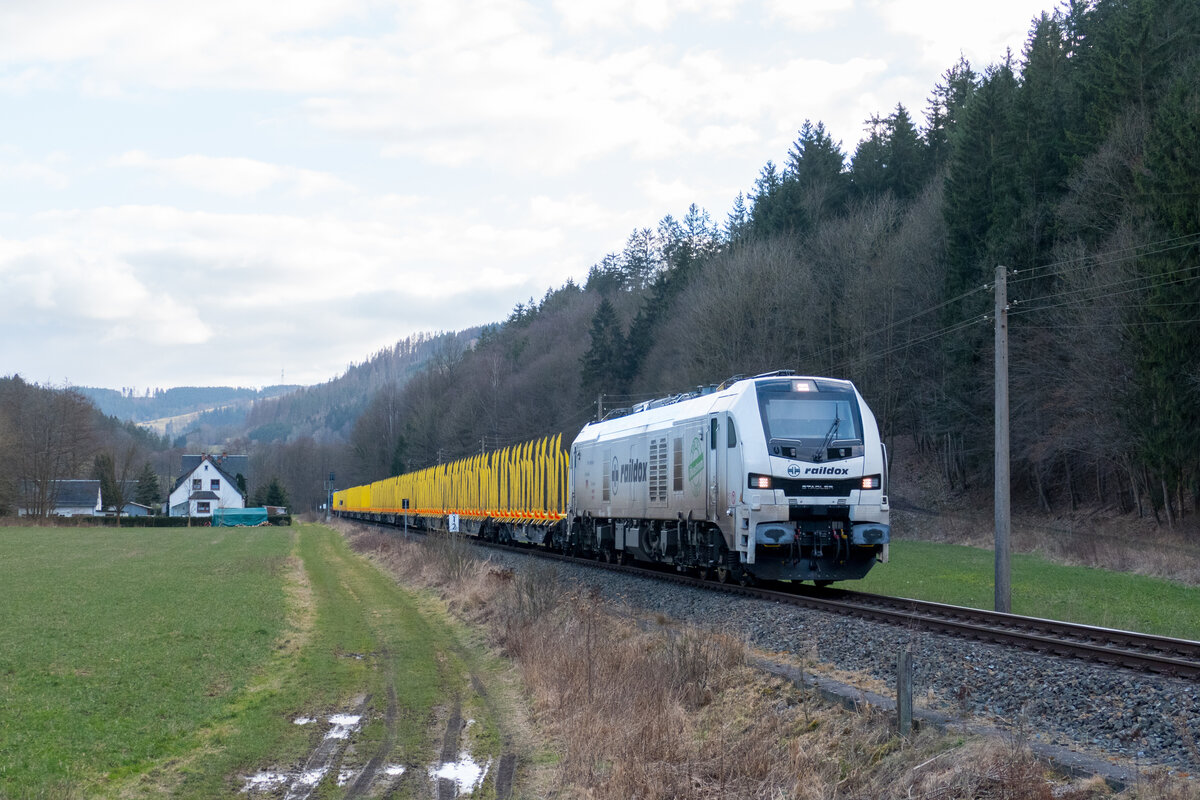Raildox 159 220 mit Leerholz und Schlusslok 293 002 am 26.02.2022 nahe Hockeroda.