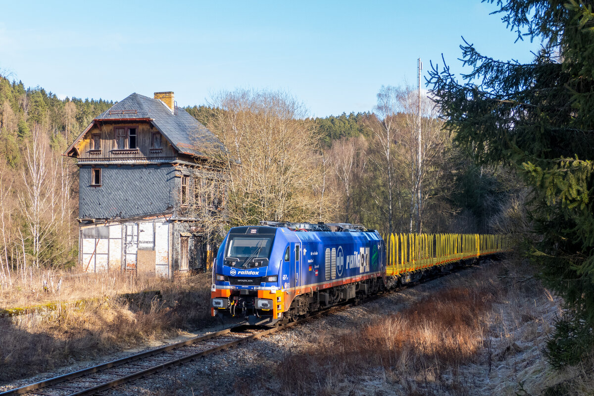 Raildox 159 233 mit leerem Holzzug nach Saalfeld am 12.02.2022 in Lobenstein Süd.