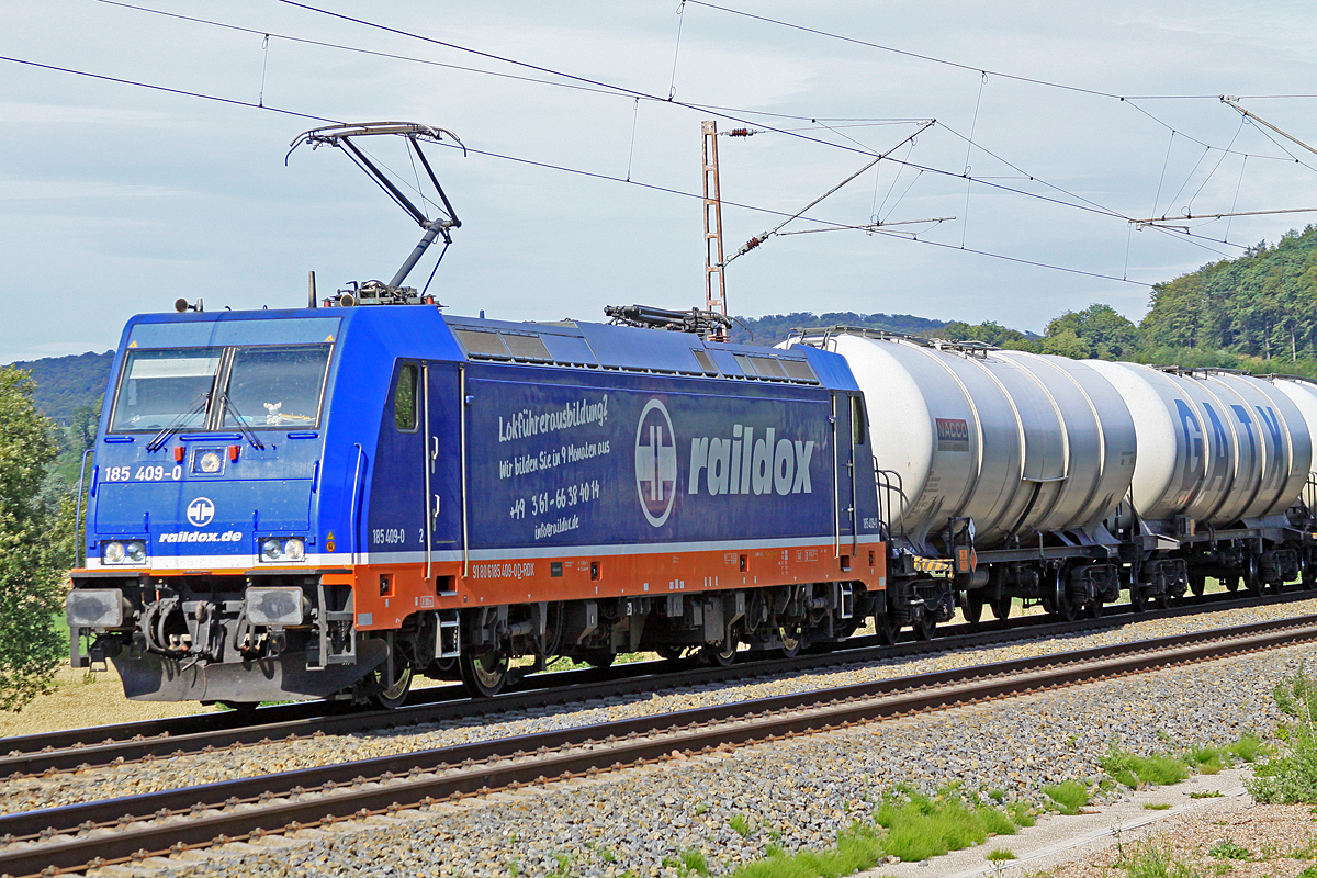 Raildox 185 409-0 am 22.07.2019  16:57 mit Kesselwagen nördlich von Salzderhelden am Bü 75,1 in Richtung Göttingen