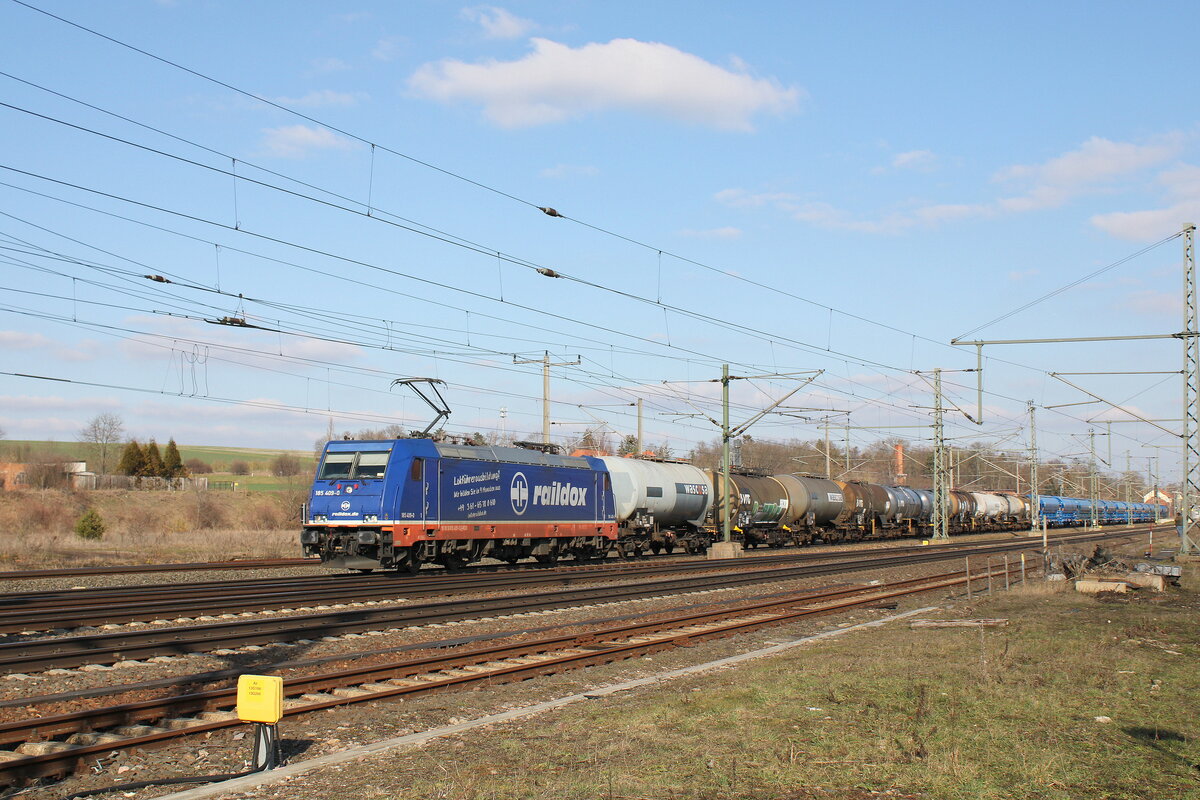 Raildox 185 409-0 mit einem gemischten Güterzug Richtung Eisenach, am 28.02.2023 in Neudietendorf.