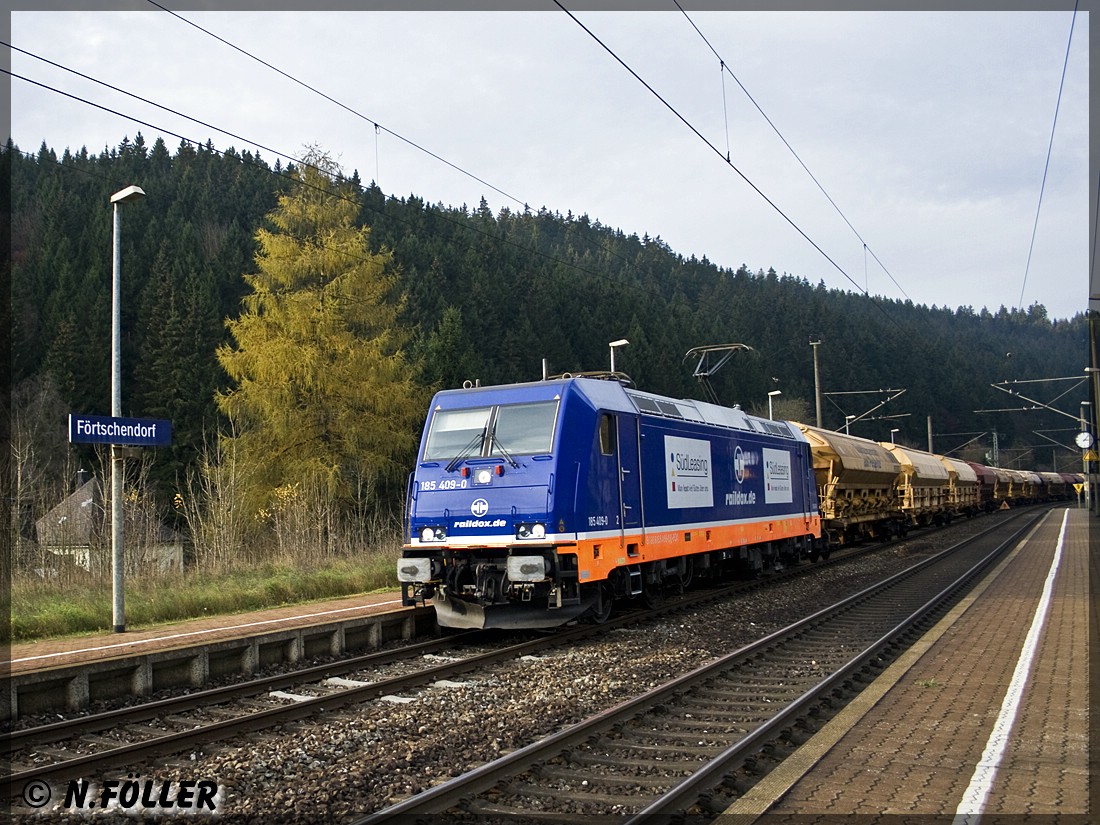 Raildox 185 409 befördert einen Ganzzug mit Wagen des Stickstoffwerks Piesteritz über den Frankenwald Richtung Süden am 11.11.2014 in Förtschendorf