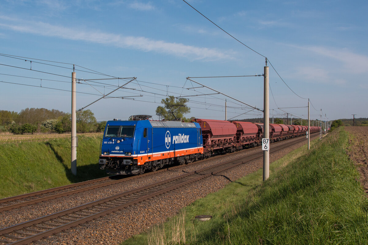 Raildox 185 419-9 mit einem Ganzzug Tads-Wagen in Richtung Berlin. Fotografiert am 01.05.2024 in Subzin-Liessow.. 