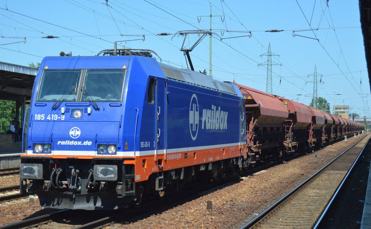 Raildox 185 419-9 mit Ganzzug gedeckter Schüttgutwagen (Düngemittel) am 29.05.18 Bf. Flughafen Berlin-Schönefeld.