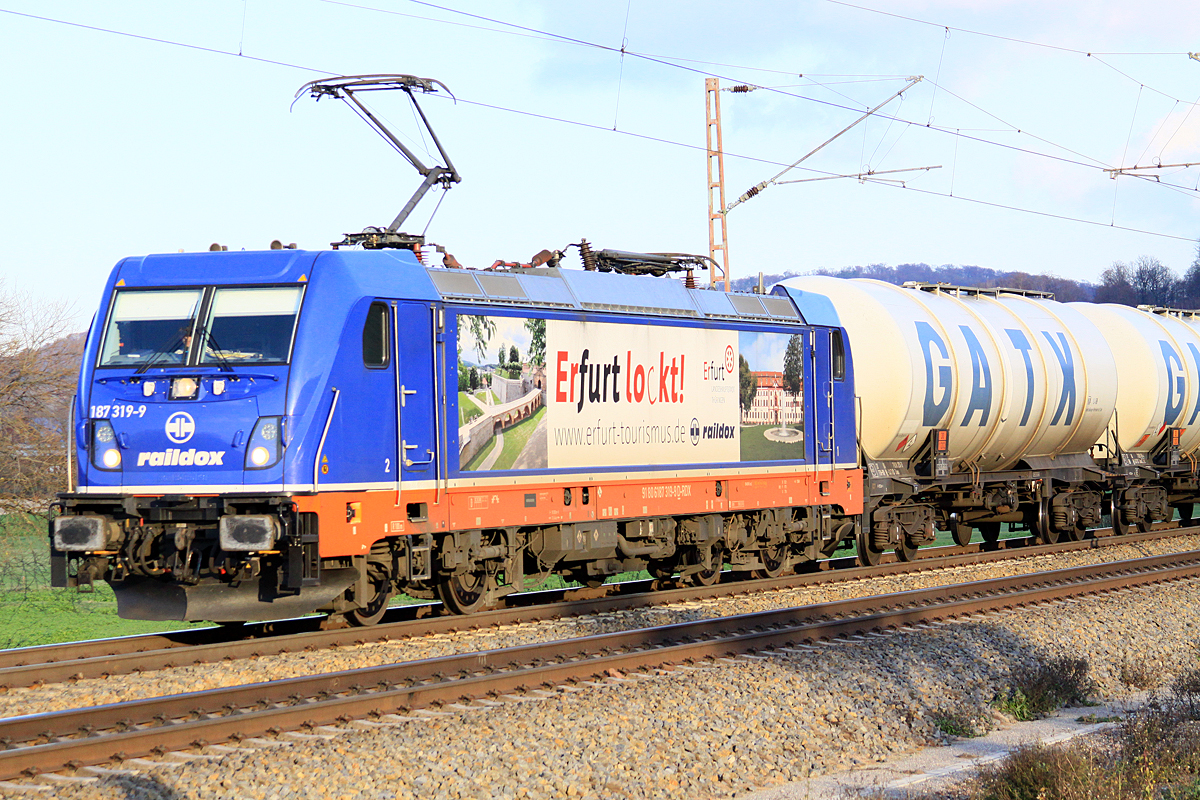 Raildox 187 319-9 am 18.12.2019   15:32 mit GATX Kesselwagen nördlich von Salzderhelden am BÜ 75,1 in Fahrtrichtung Göttingen