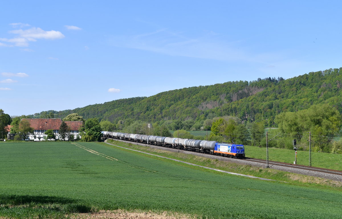 Raildox 187 777 mit einem Kesselzug am 06.05.2020 bei Wispenstein