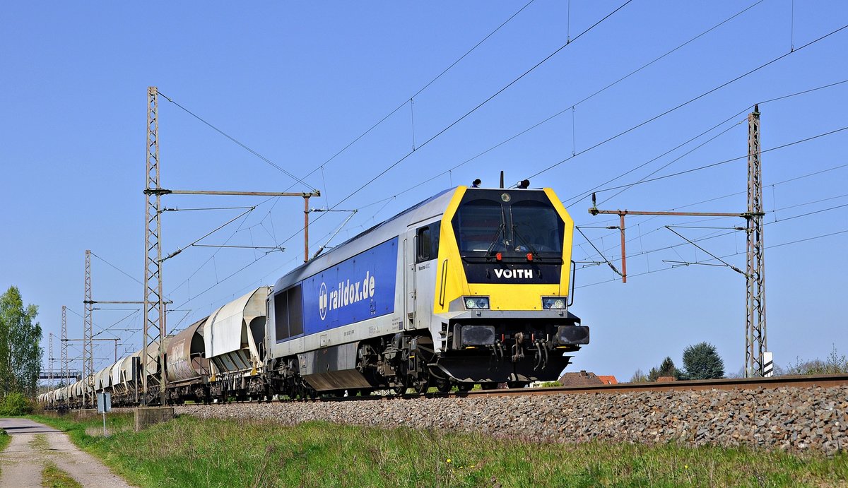 Raildox 264 002 schleppt am 21.04.16 einen Schüttgutwagenzug durch Dedensen-Gümmer in Richtung Hannover.