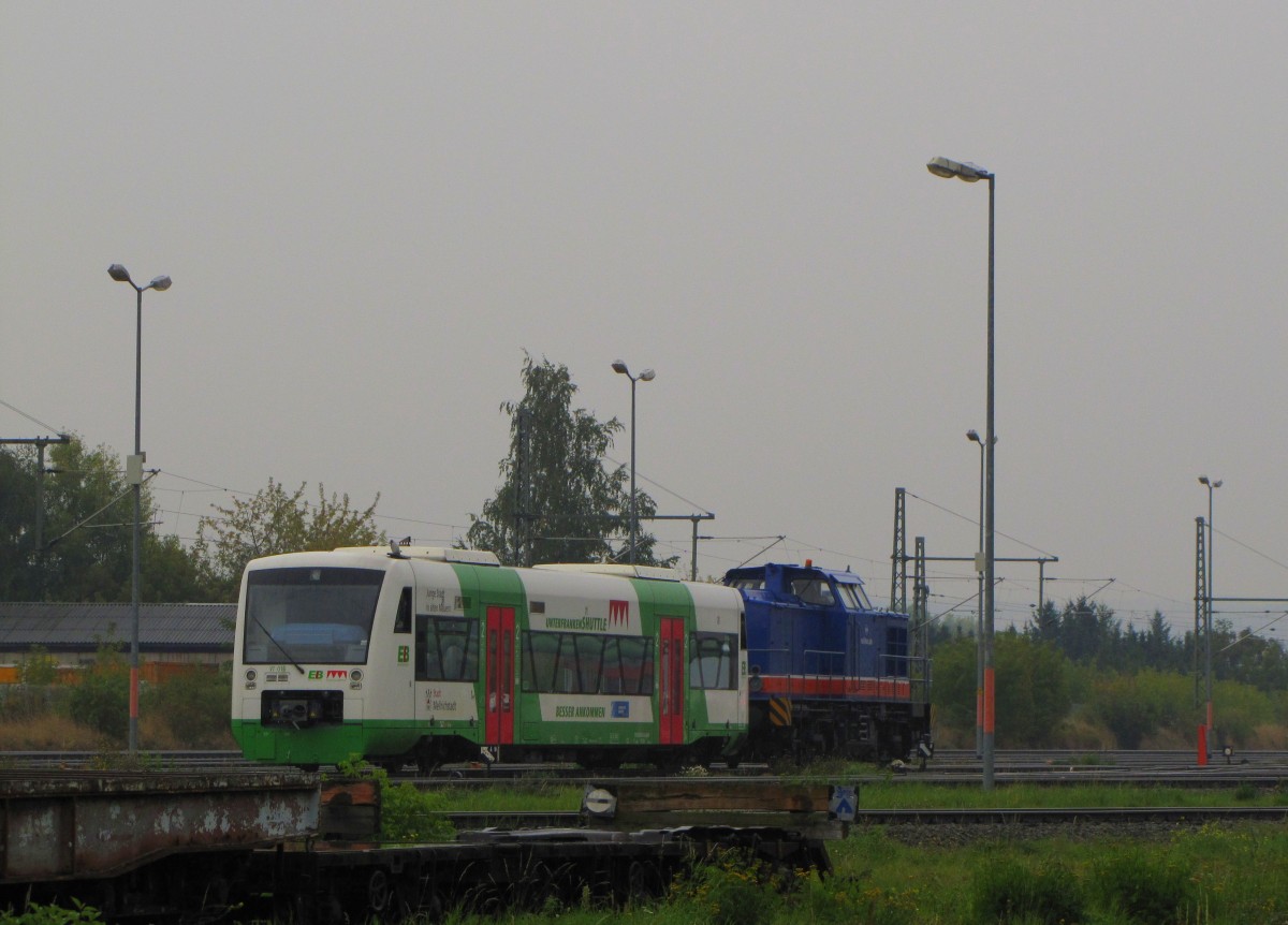 Raildox 293 002-2 und der EB VT 016 am 05.10.2013 abgestellt vor dem Bw der Erfurter Bahn in Erfurt Ost.