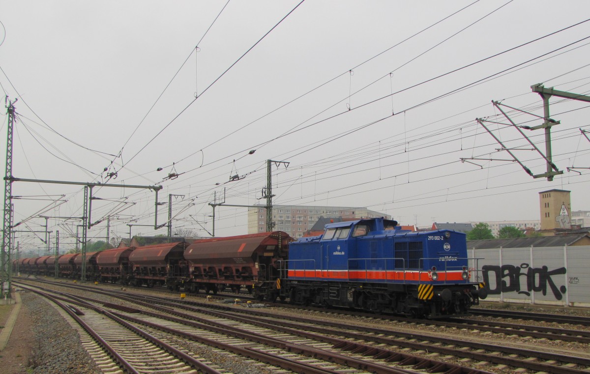Raildox 293 002-2 fuhr als Wagenlok am Zugschluss eines Güterzugs, bestehend aus Tads Wagen, am 01.05.2014 durch Erfurt Hbf Richtung Eisenach.