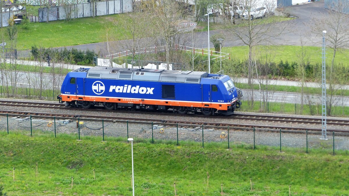 Raildox 76 110-0 TRAXX DE ( 9288 0076 110-0 B-RDX ) auf der Durchfahrt in Gera am 20.4.2022. 